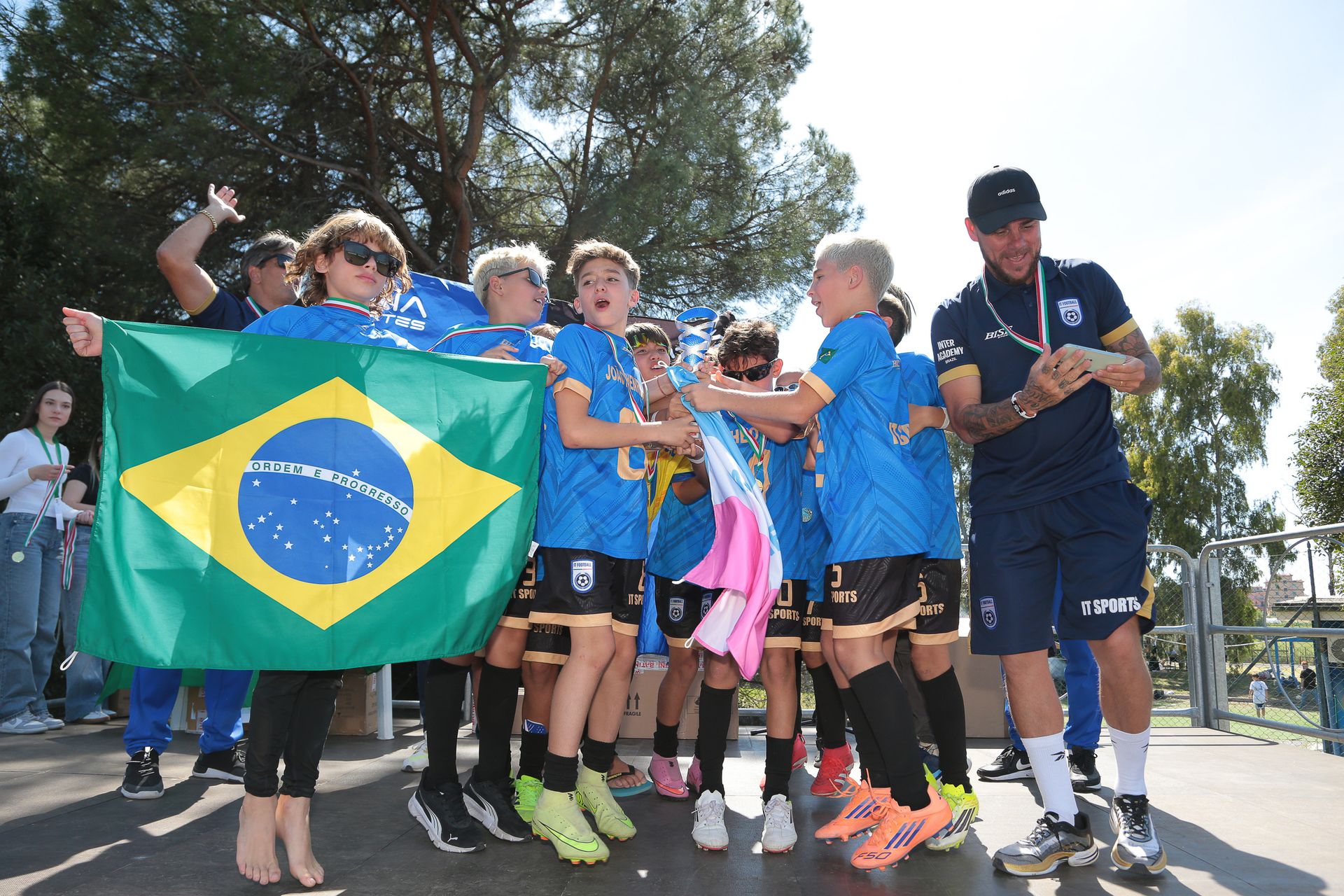 Atletas da Inter Academy Brazil comemoram título internacional com a bandeira do Brasil
